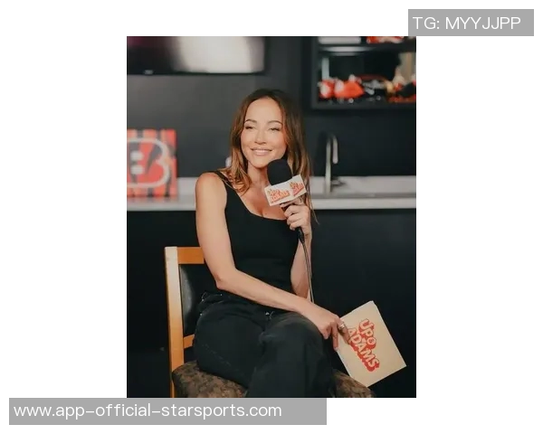 杜兰特与美女记者互动频频邀请共赏比赛后共享烧烤时光 杜兰特与美女记者互动频频邀请共赏比赛后共享烧烤时光