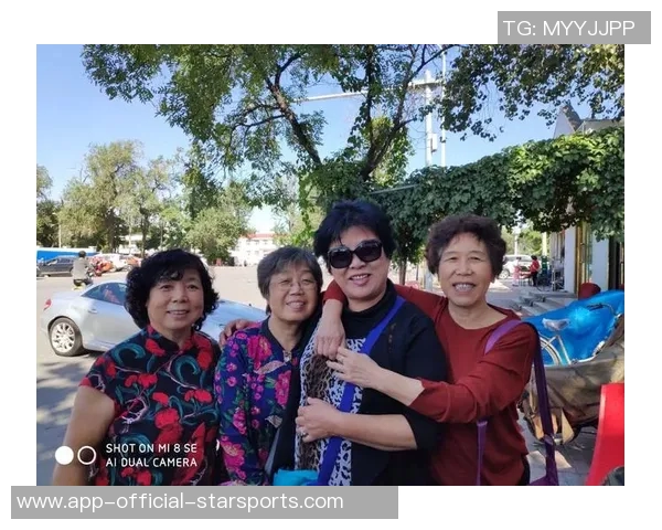 老队友重聚温情时刻哈兰德与南野拓实亲切拥抱寒暄 老队友重聚温情时刻哈兰德与南野拓实亲切拥抱寒暄
