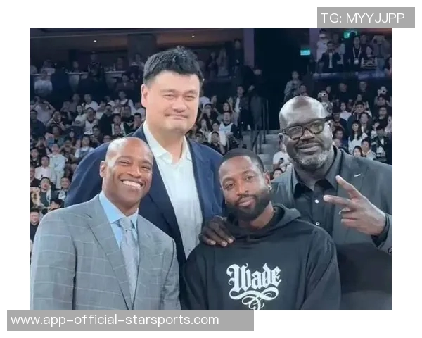 姚明与篮网新秀杰明同框合影引发热议谁能在巨人面前不变矮人