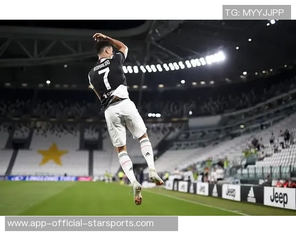 C罗训练中展现灿烂笑容期待新赛季精彩表现和更多进球挑战